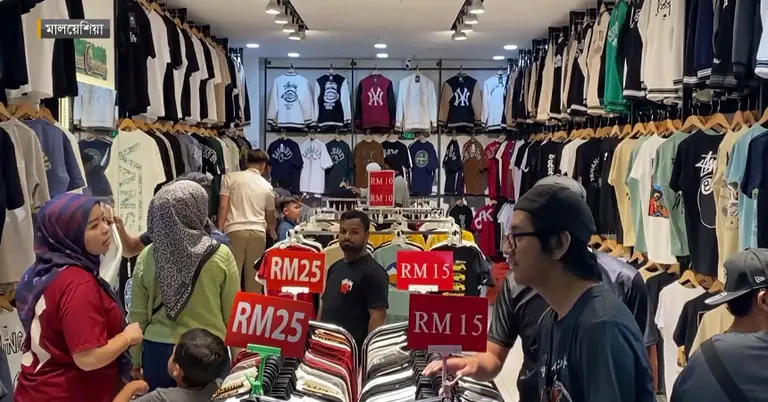 মার্কেটে কেনাকাটা করছেন প্রবাসী বাংলাদেশিরা